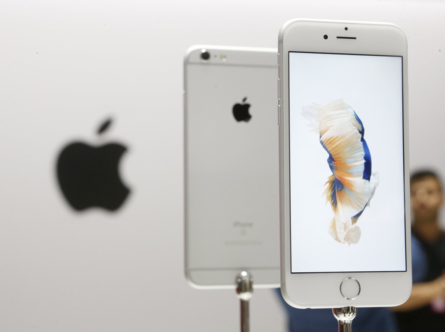 The new Apple iPhone 6S and 6S Plus are displayed during an Apple media event in San Francisco, California, September 9, 2015. REUTERS/Beck Diefenbach