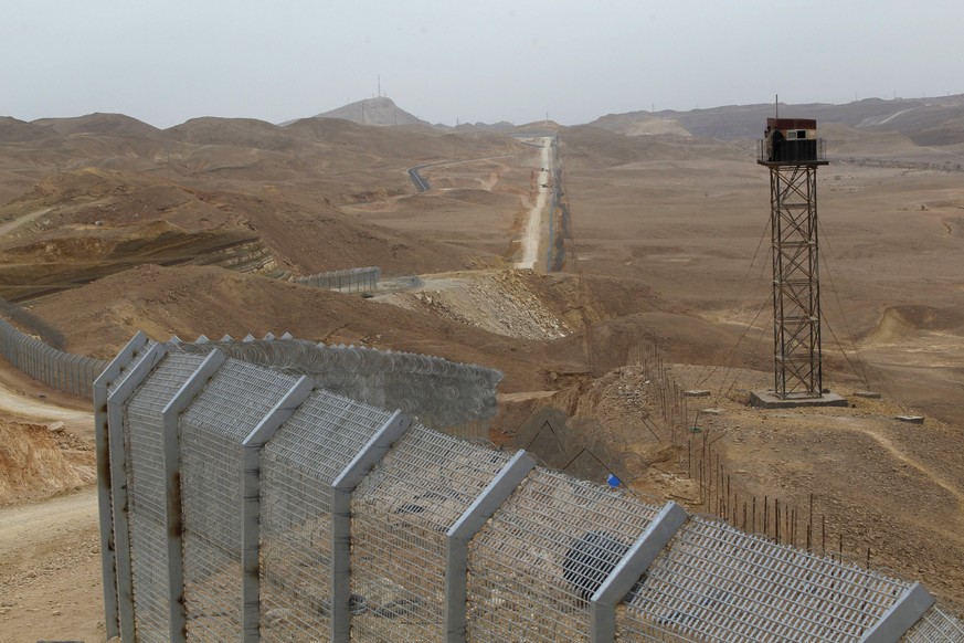 240 Kilometer lang sind die elektrischen Zäune, die den Zugang von der Sinai-Halbinsel her abriegeln.