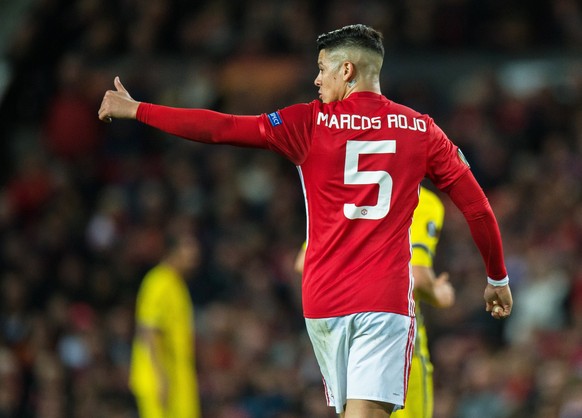 epa05853259 Manchester United&#039;s Marcos Rojo eats a banana after it being passed onto the pitch during the UEFA Europa League round of 16, second leg soccer match between Manchester United and FK  ...