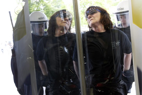 Die Linksaktivistin Andrea Stauffacher, wird von der Polizei verhaftet, am Samstag, 3. Mai 2008 in Zuerich. Rund 20 Personen sind am Samstagnachmittag in der Stadt Zuerich dem Aufruf des Revolutionaer ...