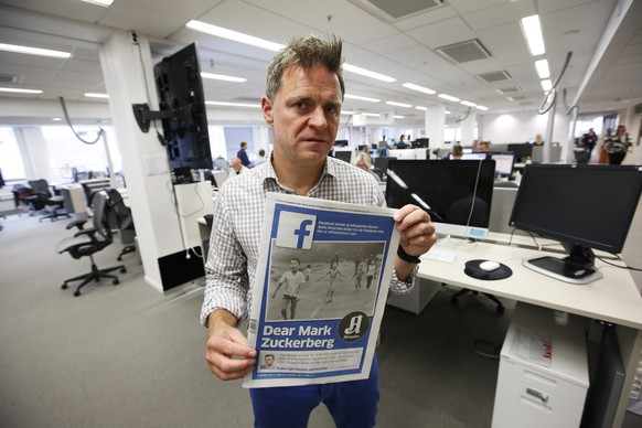 epa05531541 Aftenposten&#039;s editor-in-chief and CEO, Espen Egil Hansen poses with the day&#039;s edition of Aftenposten featuring the iconic picture from the Vietnam war, taken by Nick Ut, Oslo, No ...