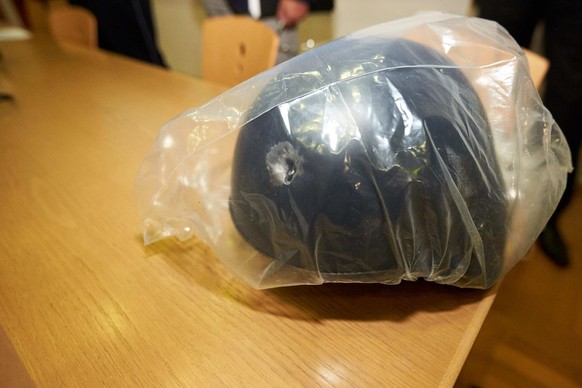 Der Helm eines Polizisten mit einem Einschussloch liegt am 30.07.2017 waehrend einer Pressekonferenz in Konstanz (Baden-Wuerttemberg) auf einem Tisch. Ein Mann toetete nach einem Streit in einer Disko ...