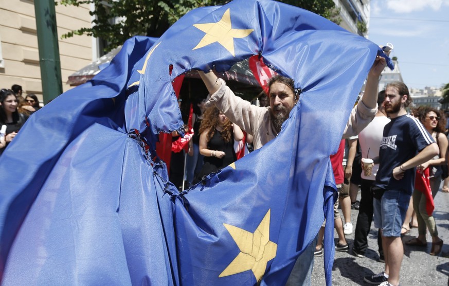 Kritiker der internationalen Geldgeber verbrennen eine EU-Flagge in Athen.