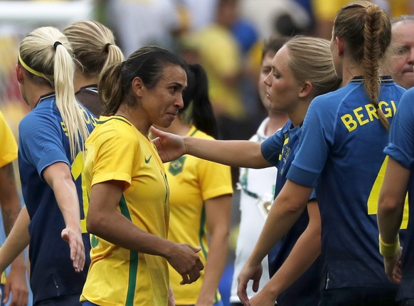 epa05490850 Marta of Brazil (C) is consoled by Swedish players after losing the women&#039;s semifinal match of the Rio 2016 Olympic Games Soccer tournament between Brazil and Sweden at the Maracana S ...