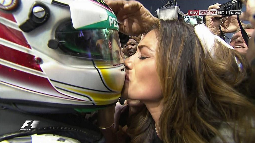 Hamilton freut sich mit Freundin Nicole Scherzinger über seinen zweiten Weltmeistertitel.