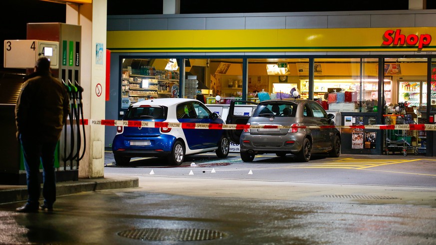 Eine Blutlache vor einem Tankstellenshop am Tatort wo ein 17-jaehrigen Mann mehrere Personen mit einer Axt verletzt hat, aufgenommen am Sonntag, 22. Oktober 2017, in Flums. Der Taeter ist Lette und so ...