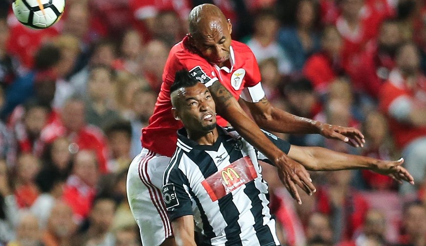epa06193057 Luisao (L) of Benfica fights for the ball with Fabricio of Portimonense during the Portuguese First League soccer match between Benfica and Portimonense at Luz Stadium, Lisbon, Portugal, 0 ...