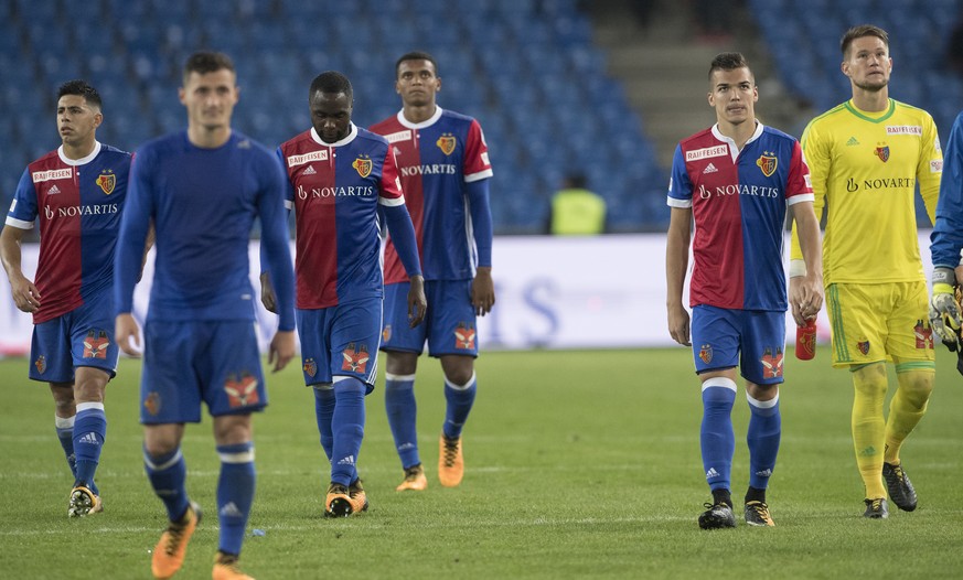 Basels Spieler verlassen das Spielfeld, nach dem Fussball Meisterschaftsspiel der Super League zwischen dem FC Basel 1893 und dem FC Lausanne, im St. Jakob-Park in Basel, am Samstag, 9. September 2017 ...