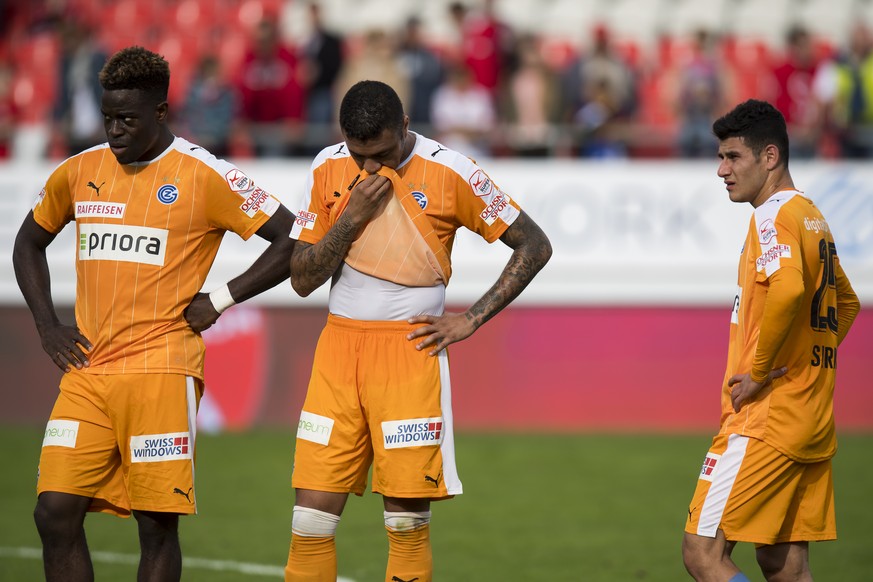 Deception des joueurs zuerichois Ridge Munsy, gauche, Caio, centre, et Gubari Sherko, droite, lors de la rencontre de football de Super League entre le FC Sion et le Grasshopper Club Zuerich ce dimanc ...