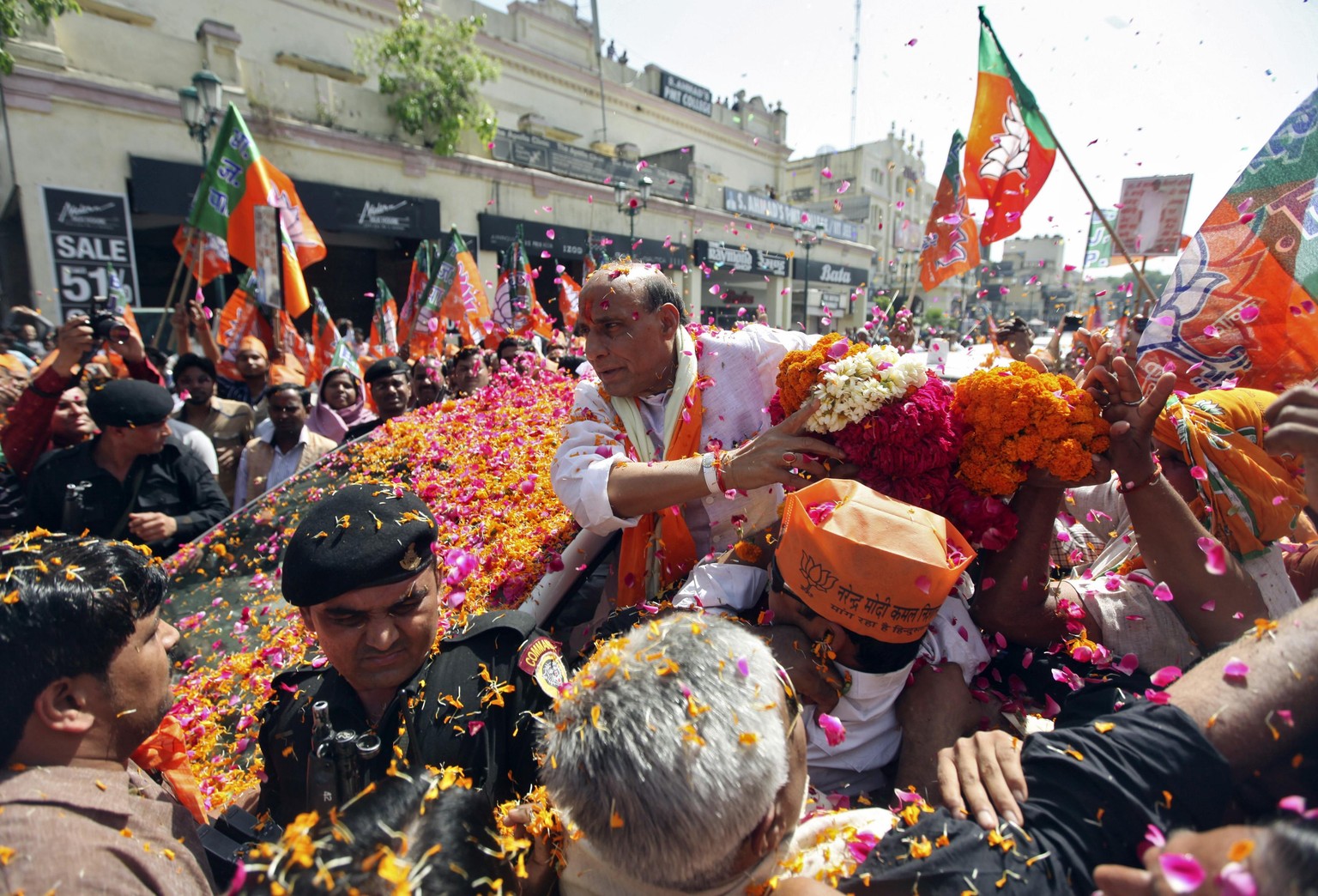 Der Präsident der Opposition Bharatiya Janata Party (BJP) Rajnath Singh wird mit Blumen überschüttet.
