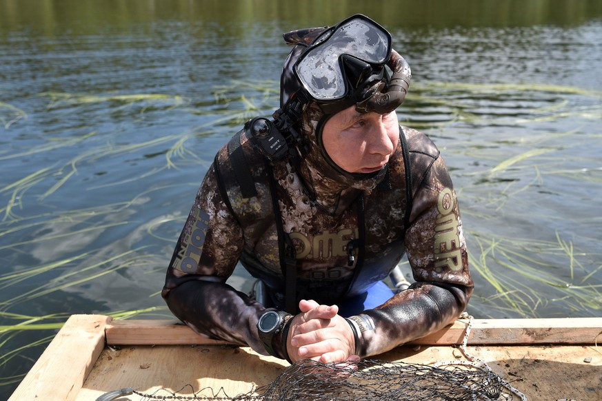 epa06125597 A picture made available on 05 August 2017 shows Russian President Vladimir Putin in a diving suit at the cascade of mountain lakes during his vacation on 01-03 August 2017 (issued 05 Augu ...