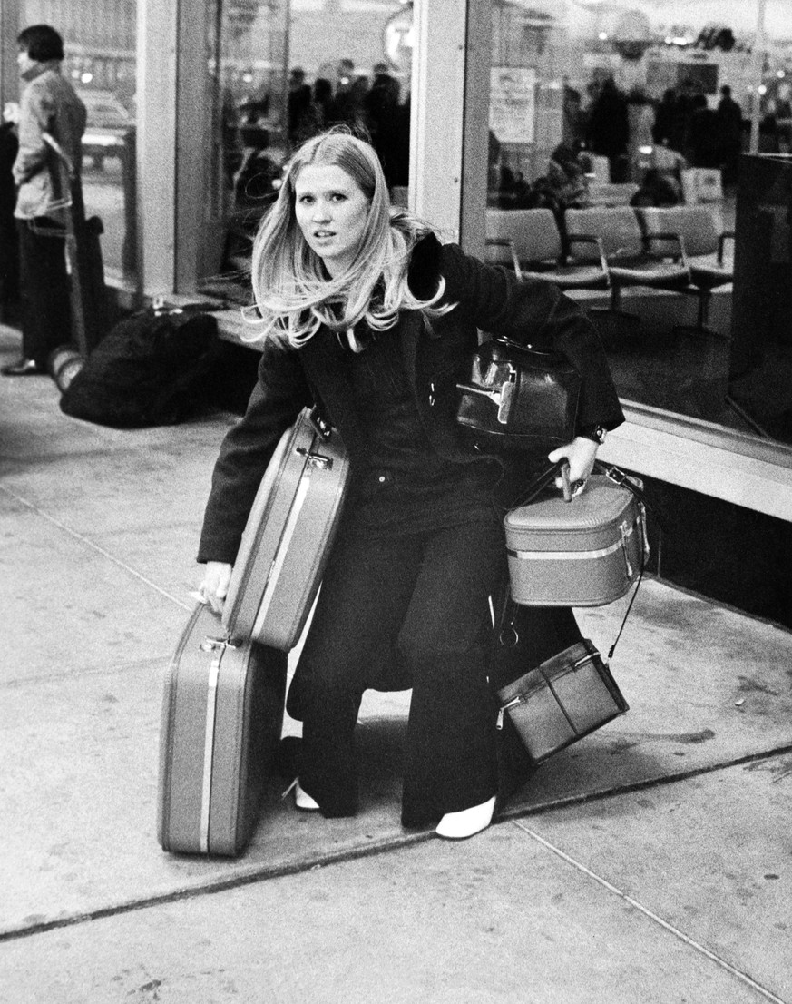 Auch früher war nicht alles besser! Diese Dame kämpft im Herbst 1971 am LaGuardia Airport in New York mit ihrer eklatanten Unfähigkeit, ihr Gepäck ökonomisch zu organisieren.