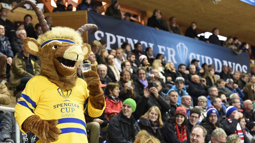 Nur mit Tradition geht's dann doch nicht: Maskottchen Hitsch gehört auch zum Spengler Cup.