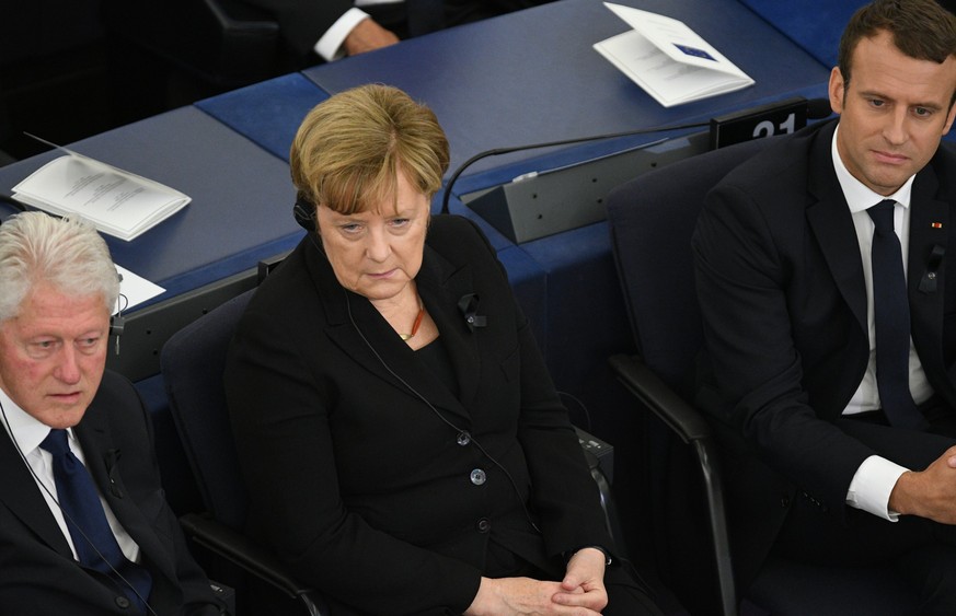 epa06059403 (L-R) Former US president Bill Clinton, German Chancellor Angela Merkel and France&#039;s President Emmanuel Macron sit together as world leaders gather for the European Ceremony of Honour ...