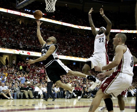Im NBA-Final 2007 hatte LeBron James (Mitte) gegen Tony Parker (l.) und die San Antonio Spurs das Nachsehen