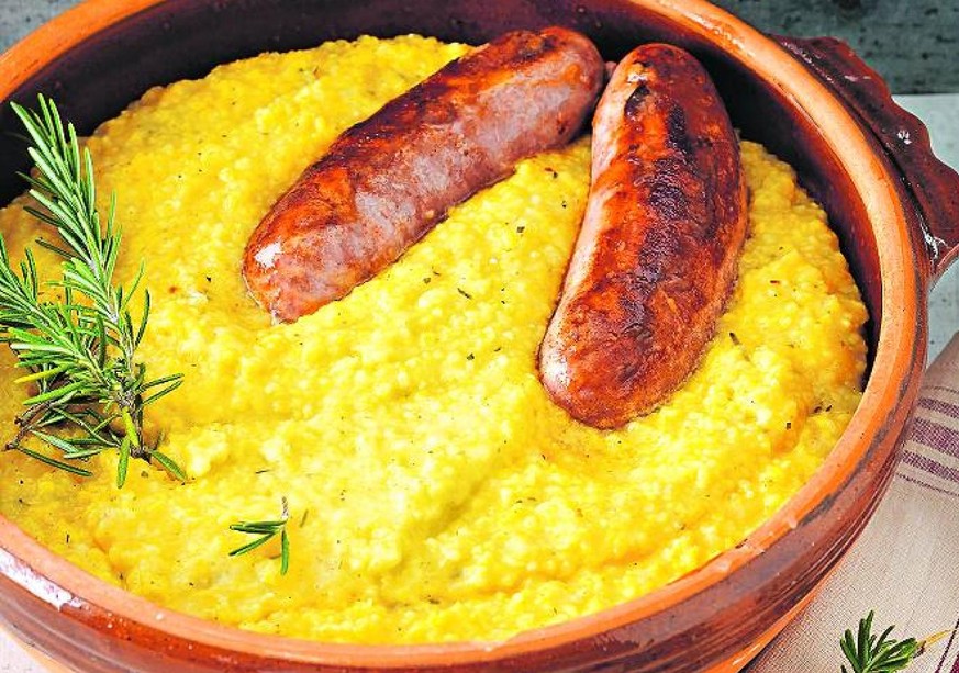 luganighe con polenta wurst italienisch ticino tessin essen food https://www.coop.ch/de/essen-und-trinken/rezepte/detail.id-9132.html/polenta-mit-luganighe