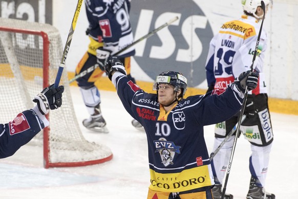 Dominic Lammer von Zug feiert sein Tor beim Eishockey Meisterschaftsspiel zwischen dem EV Zug und dem EHC Biel vom Samstag 25. Februar 2017 in Zug. (KEYSTONE/Urs Flueeler)