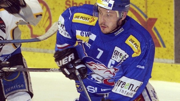 Mark Streit,rechts vom ZSC,mit dem Puck, vor Keith Fair,links hinten von Lugano,im dritten NLA Eishockey Play-off Spiel zwischen Lugano und dem ZSC,am Samstagabend 20.Maerz 2004,in der Resega Halle vo ...