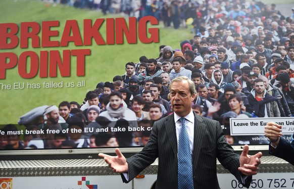 Erfolg dank Lügen und Hetze: Nigel Farage vor einem Plakat mit Flüchtlingen, die angeblich kurz davor sind, die Insel zu stürmen.