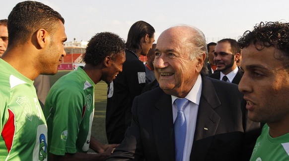 Sepp Blatter beim Besuch eines Fussballspiels in einem Camp palästinensischer Flüchtlinge.