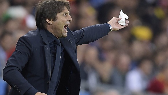 Italiens Trainer Antonio Conte gibt seinen Spielern Anweisungen. Die Taktik der Italiener war gegen Belgien sehr ausgereift.