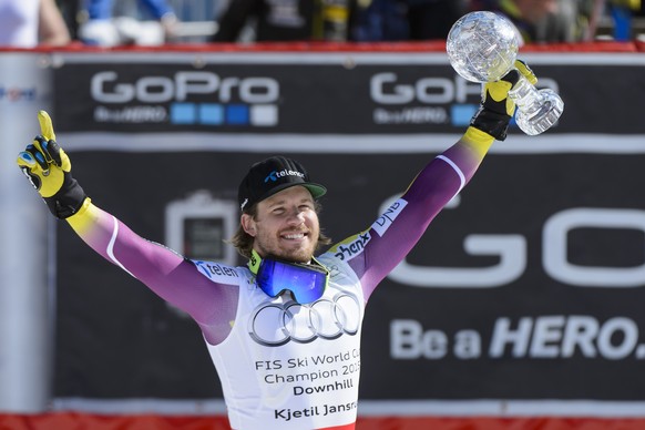 Kjetil Jansrud freut sich über den Tagessieg und die kleine Kristallkugel.