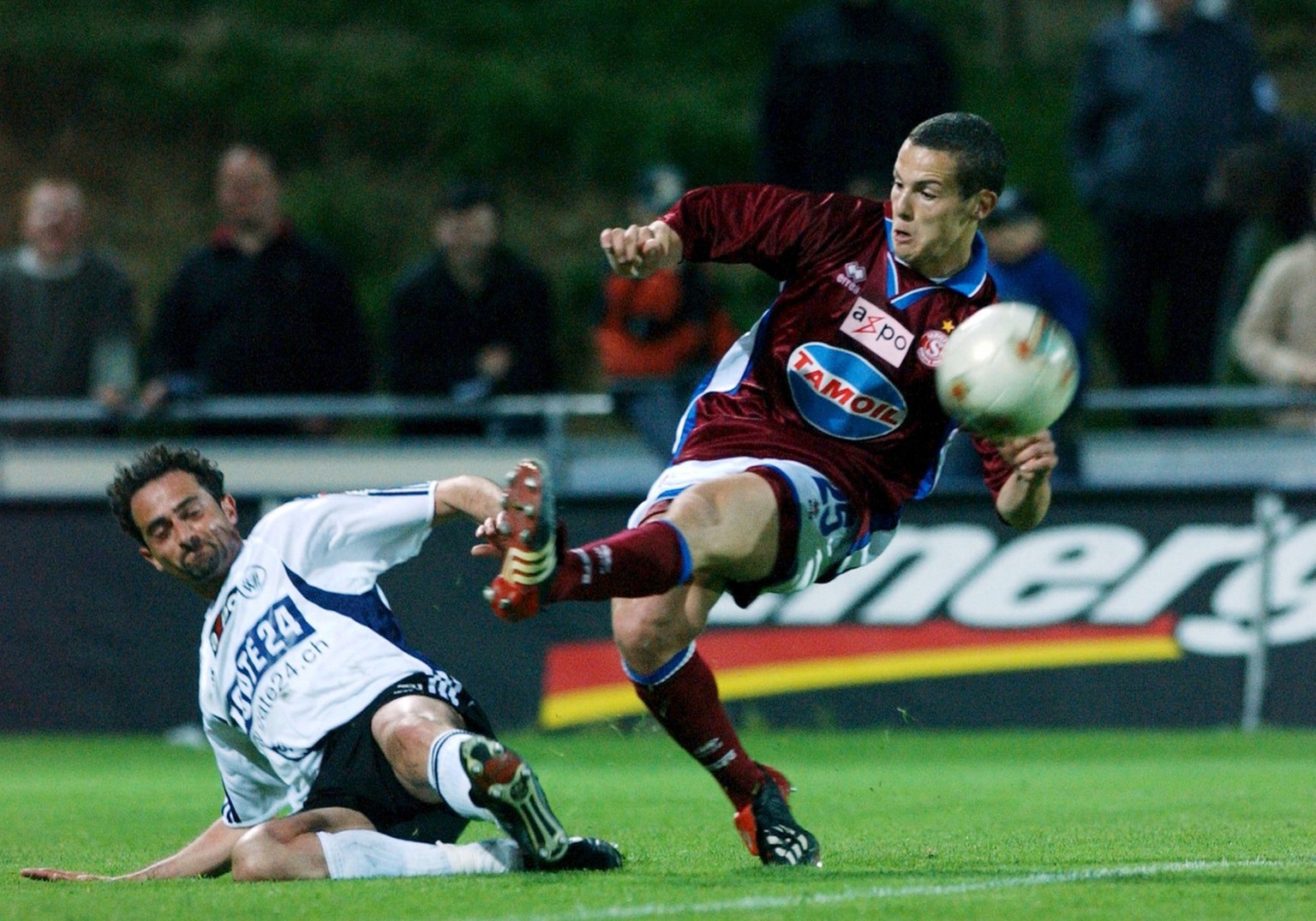 Die Anfänge bei den «Grenats»: Djamel Mesbah im Zweikampf mit dem Wiler Massimo Rizzo, 2004.