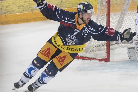 Zugs David McIntyre, links, feiert das 5-4 vor Klotens Torhueter Martin Gerber, rechts, waehrend dem Eishockey-Meisterschaftsspiel der National League A zwischen dem EV Zug und dem EHC Kloten, am Sams ...