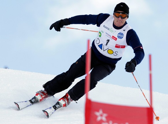 Der Glarner Staenderat This Jenny auf seiner Fahrt zum Sieg am 55. Britisch-Schweizerischen Parlamentarier Skirennen auf Pischa in Davos, am Samstag, 8. Januar 2011. (KEYSTONE/Arno Balzarini)