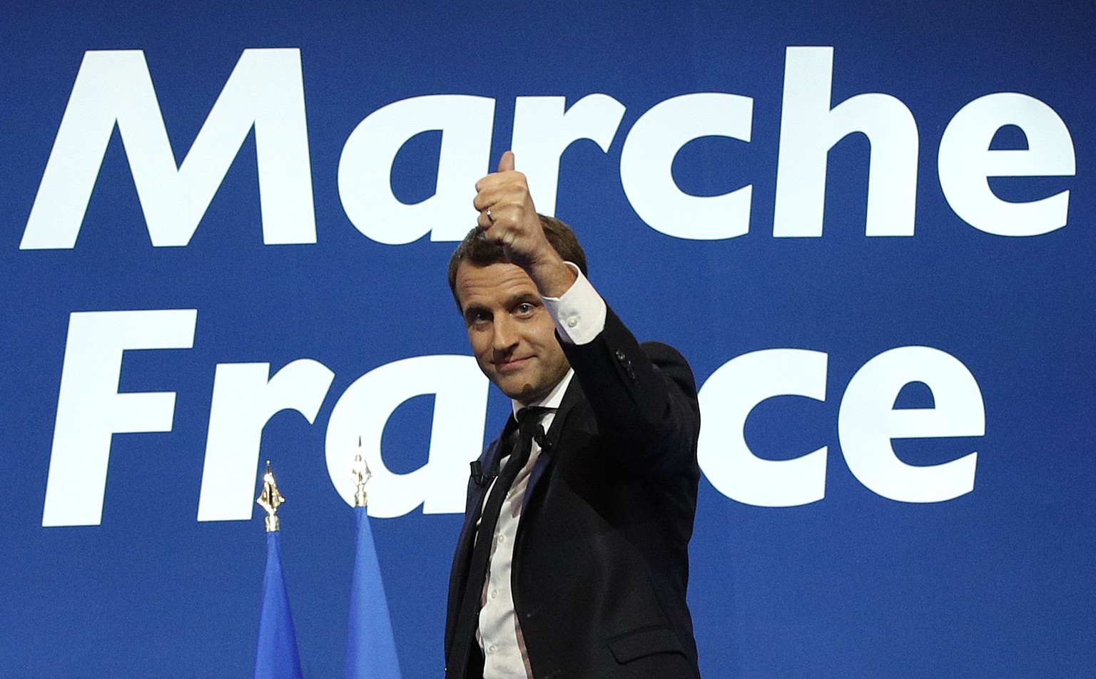 epa05924569 French presidential election candidate for the &#039;En Marche!&#039; (Onwards!) political movement, Emmanuel Macron celebrates after the first round of the French presidential elections i ...
