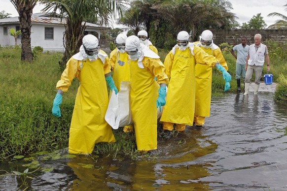 Eine Ebola-Leiche wird geborgen.