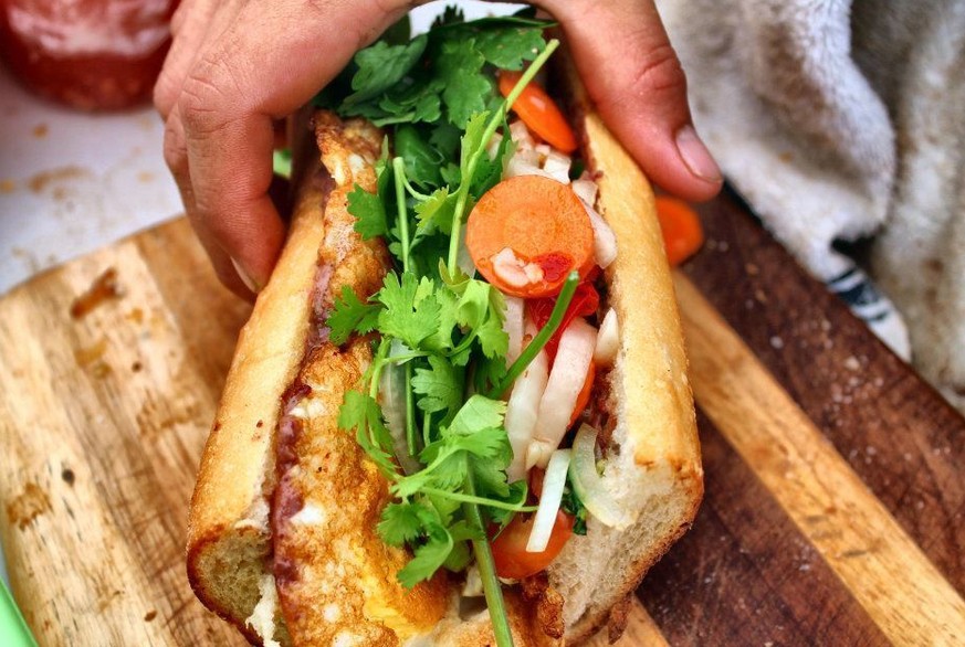 http://www.playbuzz.com/sydniesilver10/the-16-best-street-foods-you-need-to-eat-around-the-world Banh mi vietnam streetfood street food brötchen sandwich schweinefleisch asien essen food