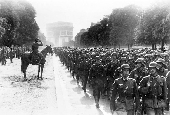 Deutsche Siegesparade in Paris:&nbsp;Die Schweiz war nun von den Achsenmächten umzingelt.