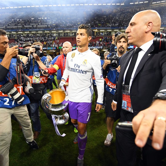 epa06009049 Real Madrid&#039;s Cristiano Ronaldo (C) carries the trophy after the UEFA Champions League final between Juventus FC and Real Madrid at the National Stadium of Wales in Cardiff, Britain,  ...