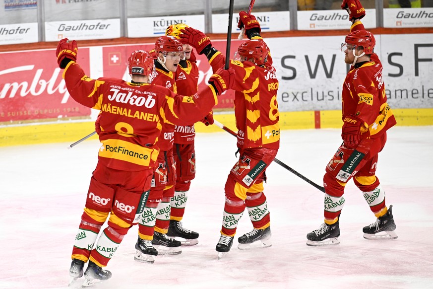Nachrichten Linkding Tigers Saku Maeenalanen, Vili Saarijaevi, PostFinance Top Scorer Dario Rohrbach, Tigers Harri Pesonen, Tigers Sean Malone, von links, jubeln beim 1:0 im zweiten Eishockey Playoff Viertelfinalspiel der ...