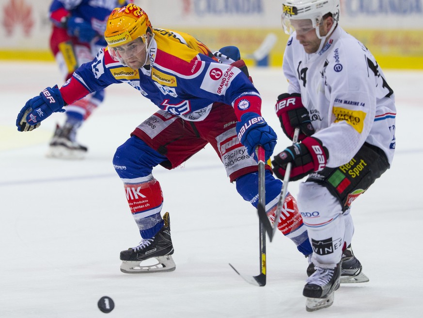 EHC Kloten Stuermer Drew Shore, links, gegen HC Fribourg-Gotteron Verteidiger Ralph Stadler im ersten Eishockey Spiel der Platzierungsrunde der National League A zwischen dem EHC Kloten und dem HC Fri ...