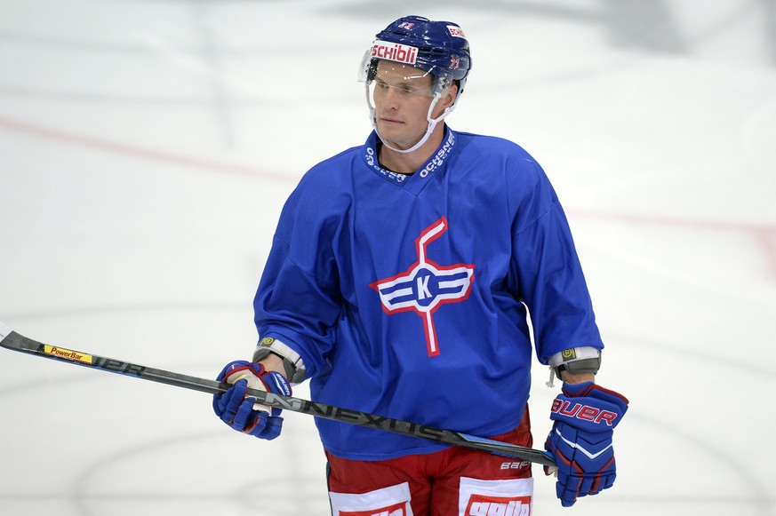 ARCHIV - ZUR MELDUNG DASS TOMMI SANTALA DEN EHC KLOTEN PER SOFORT VERLAESST, STELLEN WIR IHNEN DIESES ARCHIVBILD ZUR VERFUEGUNG - Tommi Santala beim Training der Kloten Flyers in Kloten am Dienstag, 1 ...