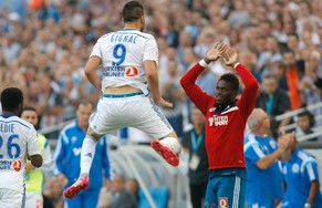 Marseille's Stürmer Andre-Pierre Gignac im Hoch.