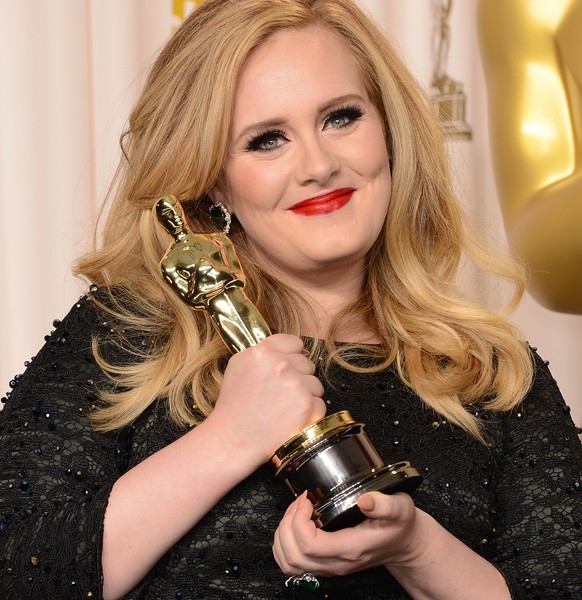 Adele mit dem Oscar für ihre «Skyfall»-Filmmusik.