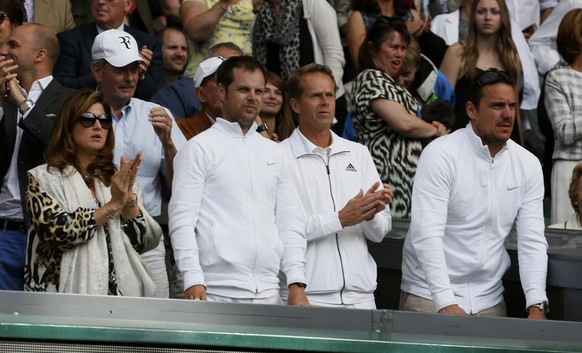 Roger Federers Box. Die Zusammenarbeit mit Stefan Edberg (2.v.r.) scheint den Schweizer positiv zu beeinflussen.