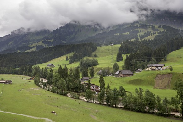 Blick auf die Emme und die Ortschaft Bumbach, am Samstag, 26. Juli 2014 in Bumbach bei Schangnau im Emmental. Ein heftiges Gewitter mit Starkregen hat sich am fruehen Donnerstagmorgen ueber dem oberen ...