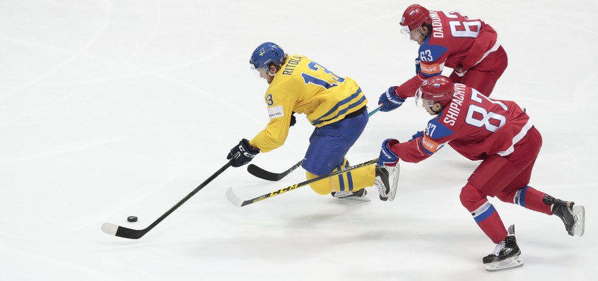 Mattias Ritola enteilt seinen beiden Gegenspielern.