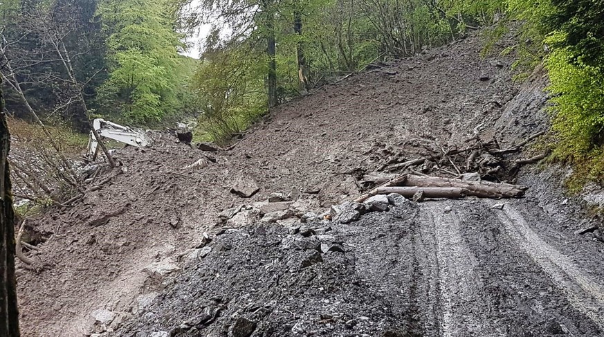 Ein Murgang in Linthal Glarus hat ein Menschenleben gekostet.