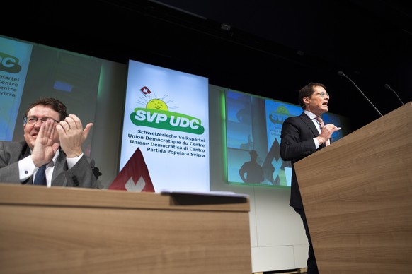 Nationalrat Roger Koeppel rechts, waehrend seiner Rede, Parteipraesident Albert Roesti, links, applaudiert, aufgenommen an der Delegiertenversammlung der SVP Schweiz, am Samstag, 30. Maerz 2019, in Am ...