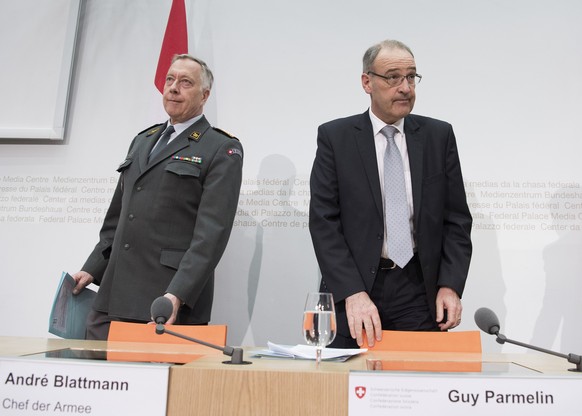 JAHRESRUECKBLICK 2016 - NATIONAL - Bundesrat Guy Parmelin, rechts, und Andre Blattmann, Chef der Armee, links, kommunizieren im Namen des Bundesrats den vorzeitigen Abgang des Armeechefs am Mittwoch,  ...