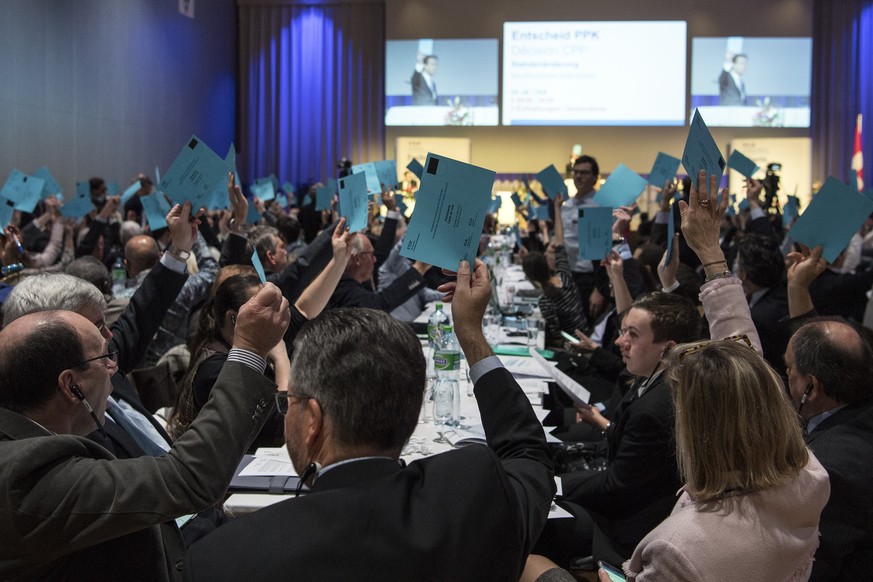 Delegierte stimmen ueber ein Geschaeft ab an der Delegiertenversammlung der FDP. Die Liberalen, am Samstag, 4. Maerz 2017, in Fribourg. (KEYSTONE/Peter Schneider)