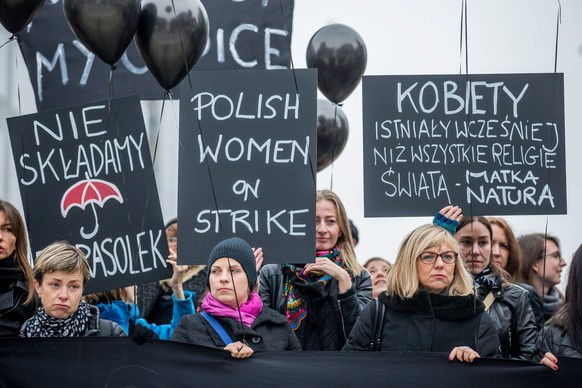 epa05600941 Polish workers and protesters gather during a womens strike against the abortion law in Poland, in Brussels, Belgium, 24 October 2016. The strike is an expression of the opposition to stre ...