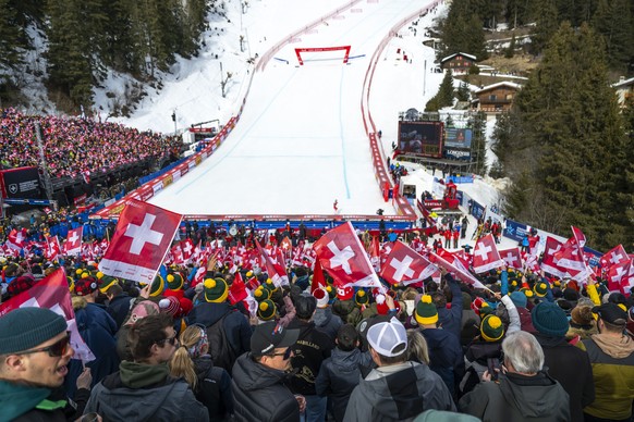 Nachrichten Linkding Spectators cheer with Swiss flags in the finish area during the men's Downhill race at the Alpine Skiing FIS Ski World Cup, in Crans-Montana, Switzerland, Saturday, February 22, 2025. (KEYSTONE/A ...