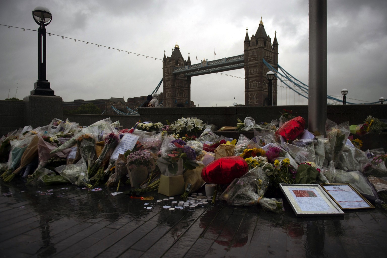 epa06012937 Flowers and tributes left outside City Hall, near Tower Bridge for victims of the London Bridge terror attacks in Central London, Britain, 06 June 2017. Seven people have lost their lives  ...