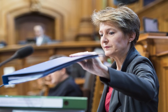 Bundesraetin Simonetta Sommaruga, nimmt einen Ordner zur Hand an der Wintersession der Eidgenoessischen Raete, am Dienstag, 6. Dezember 2016, im Staenderat in Bern. (KEYSTONE/Anthony Anex)